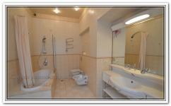 Ремонт квартир в ванной с бежево-белой плиткой 
