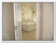Ремонт квартир в ванной с джакузи с большим зеркалом
