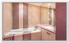 Ремонт квартир в ванной с фиолетовой мозайкой и встроенной меделью