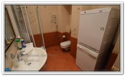 Ремонт квартир в ванной с коричнево-бежевой плиткой и ракушками