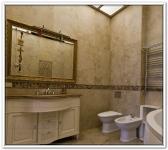 Ремонт квартир в ванной с мраморной плиткой и зеркалом в багете