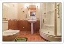 Ремонт квартир в ванной с недорогой плиткой