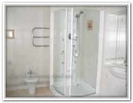 Ремонт квартир в ванной в белых тонах и душевой кабиной