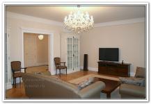 Ремонт квартир в зале с хрустальной люстре с белыми порталами и мебелью
